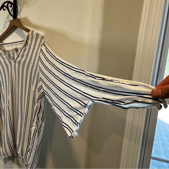 Women’s | Michael Kors Striped V-Neck Blouse | 2X - Picture 2 of 8